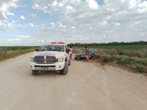 Bomberos de Orense socorrieron a automovilista que despistó