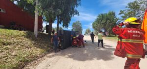 Volcó camioneta en Reta: El conductor fue sacado del habitáculo por los Bomberos