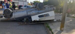 Chaves: Espectacular vuelco de una camioneta al chocar con un auto