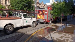 Moreno y Sebastián Costa: Colapsó caño de agua e inundó parte del edificio (videos)