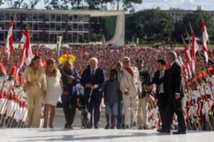 Emocionado, Lula juró como presidente de Brasil: “Fue la Democracia la gran victoriosa”