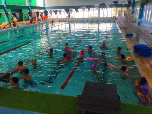 Monte Hermoso: Más de 160 chicos comenzaron la Escuelita de Verano en el natatorio municipal