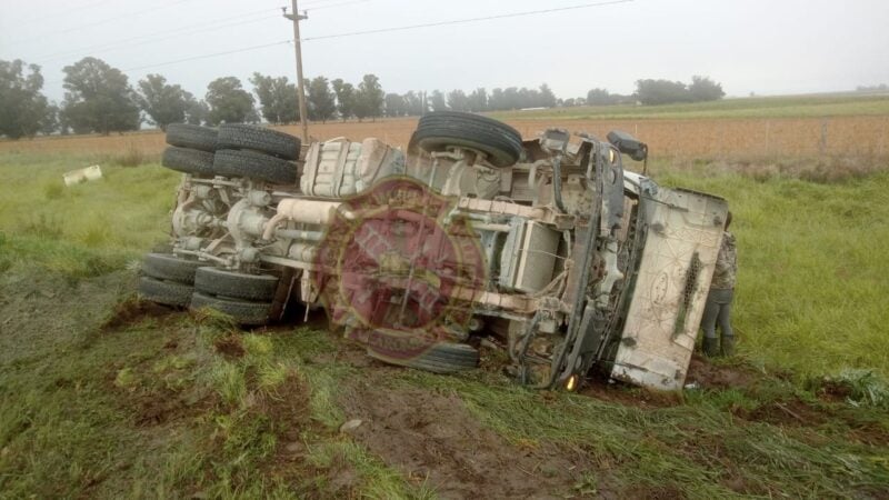 Camión volcó en cercanías de Bellocq: chofer sufrió fractura de platillo tibial