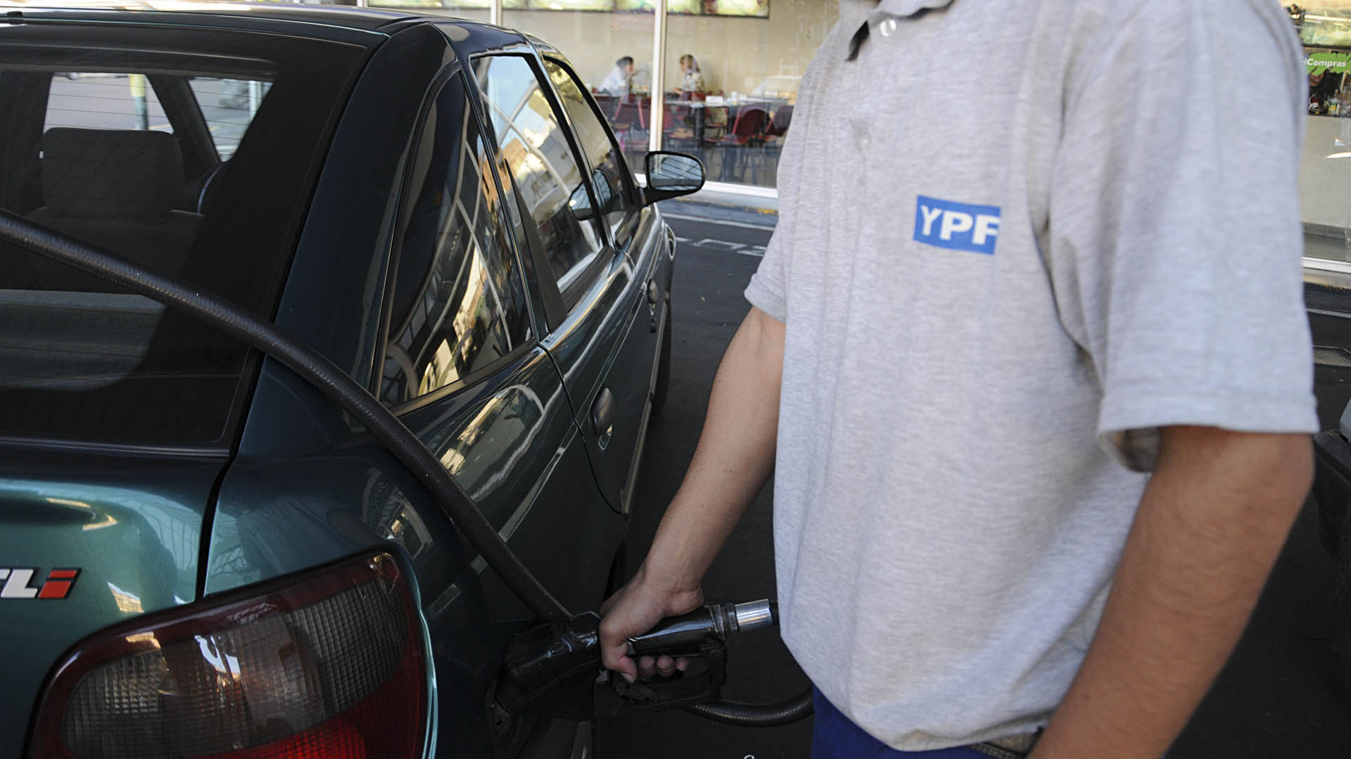 YPF subió un 4% los precios de sus combustibles