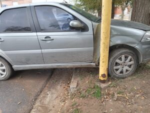 Chocaron dos autos en Garibaldi y Sáenz Peña: uno terminó arriba de la vereda