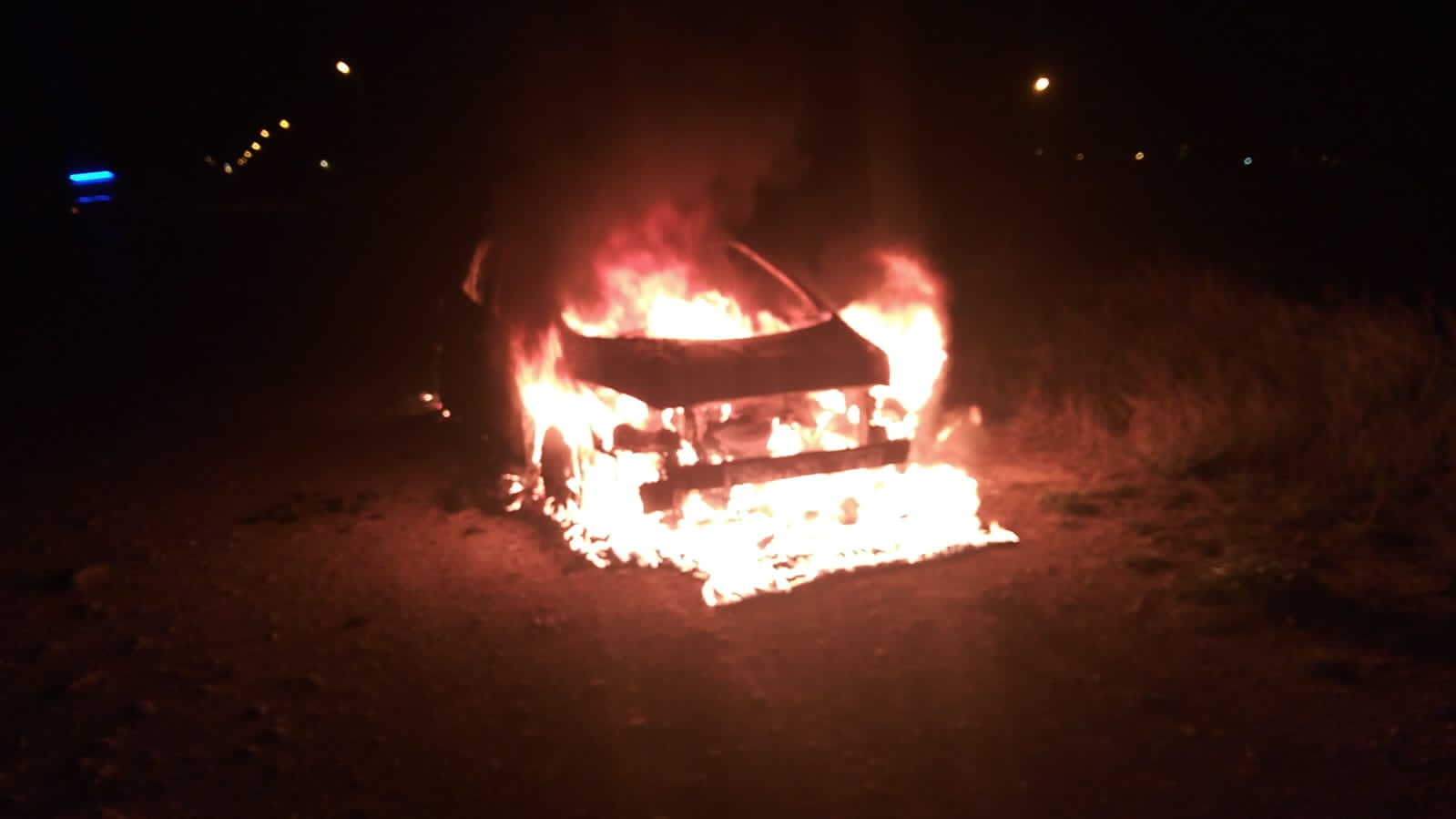 Esta madrugada: quemaron en Tres Arroyos un auto robado en Necochea