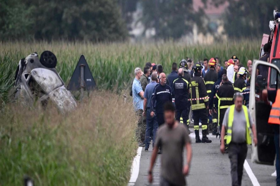 Tragedia en Italia: cae un avión militar sobre un auto y muere una nena