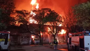 Voraz incendio en una carpintería bahiense
