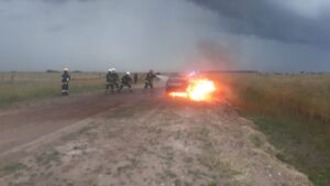 Chaves: Bomberos actúan rápidamente ante incendio de auto