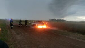 Chaves: Bomberos actúan rápidamente ante incendio de auto