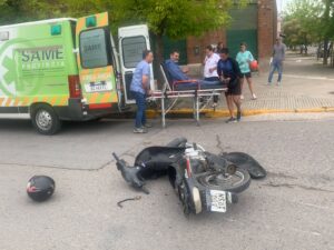 Un hombre golpeado tras encontronazo entre moto y auto (video)