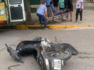 Un hombre golpeado tras encontronazo entre moto y auto (video)