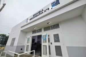 Kicillof en Ezeiza: inauguró nuevo edificio de la Secundaria N°8 y entregó vehículos