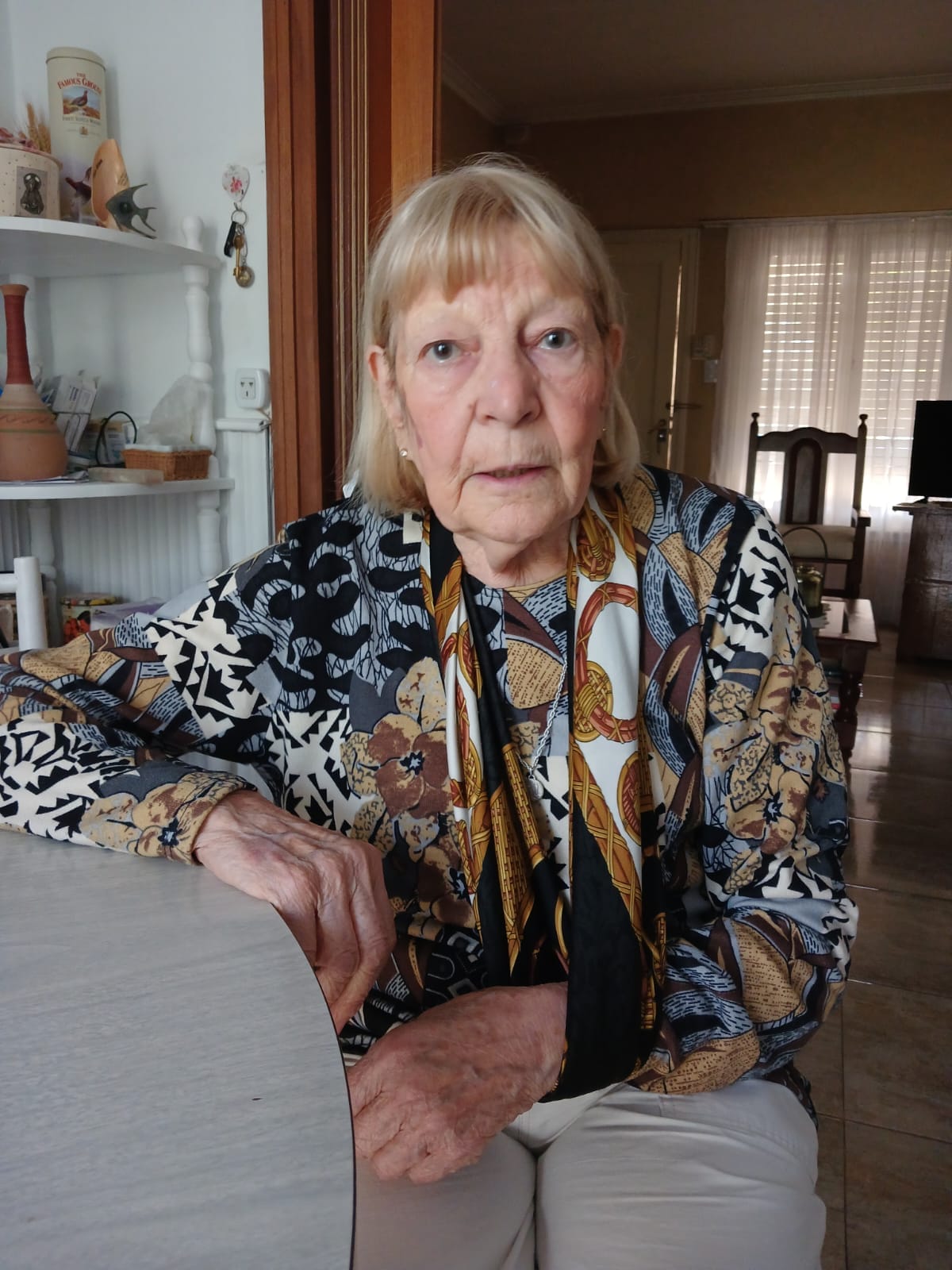 Tiene 83 años, la ataron, abofetearon y le robaron en su casa (video)