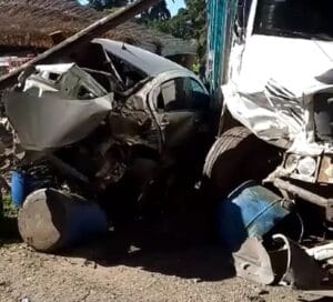 Camión chocó varios autos en Ruta 2 y se incrustó contra una parrilla: Un muerto (videos)