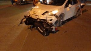 Accidente en 9 de julio y Güemes entre una moto y un auto