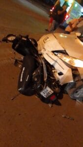 Accidente en 9 de julio y Güemes entre una moto y un auto