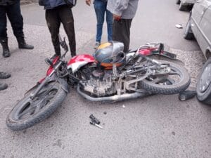 Motociclista hospitalizada tras accidente con un auto