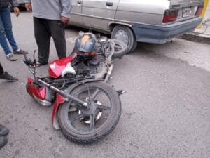 Motociclista hospitalizada tras accidente con un auto