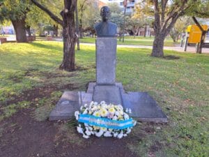 Colocaron ofrenda floral en el busto que recuerda a Dardo Rocha