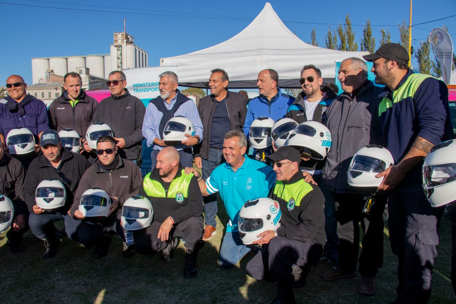 Tres Arroyos comprometido con la Seguridad Vial: entregaron cascos a personal de Tránsito