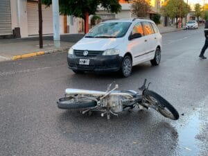Otro motociclista accidentado: esta vez dos autos involucrados (video)