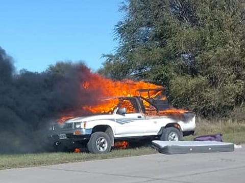 El fuego devoró una camioneta: pérdidas totales