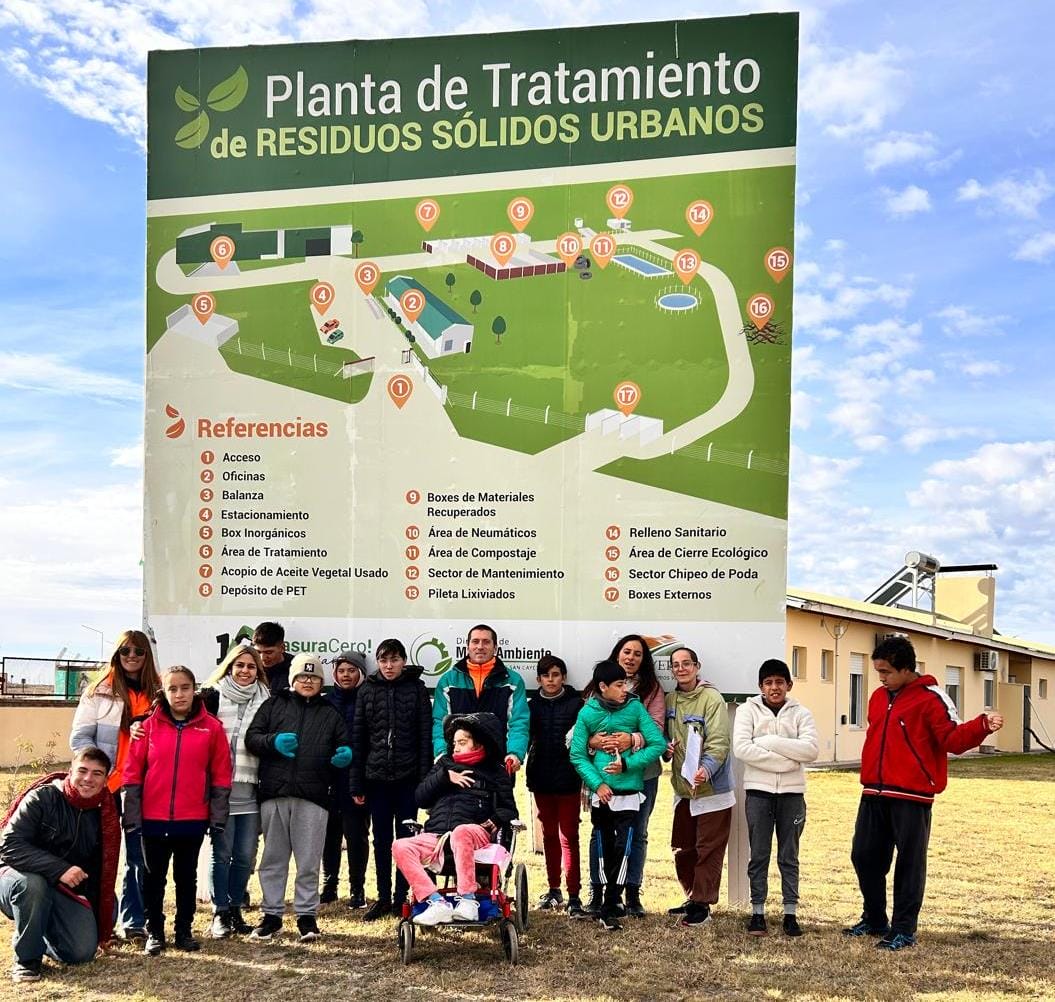 San Cayetano: Alumnos de la escuela especial recorrieron  la planta de tratamiento de residuos