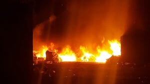 (videos)Bomberos sofocaron incendio en la Cooperativa de Recuperadores de Residuos