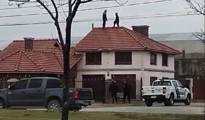 (videos) Robaba cables y lo detiene la policía en los techos de una casa