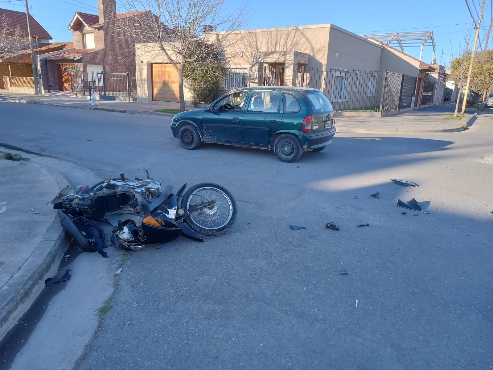 “El primero de la mañana”: encontronazo entre auto y motocicleta