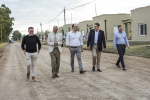 San Cayetano: Gargaglione entregó las 10 viviendas del Barrio Policía