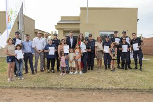 San Cayetano: Gargaglione entregó las 10 viviendas del Barrio Policía