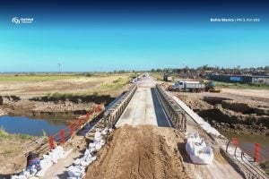 Vialidad Nacional avanza con la instalación de dos puentes sobre el canal Maldonado