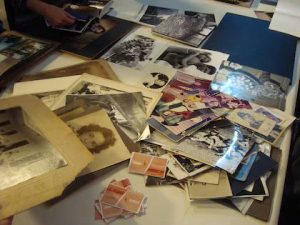 “Encantadores” de fotografías. Historias de imágenes en papel