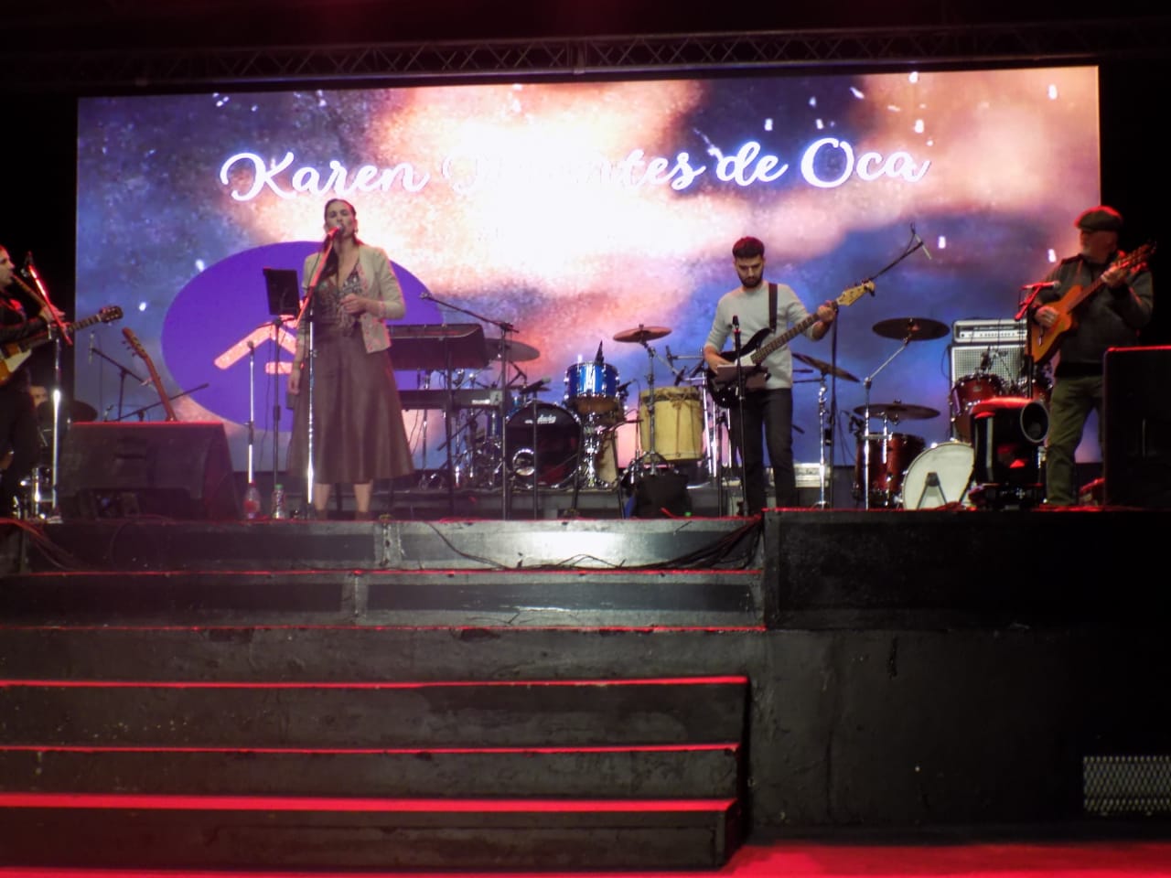 Karen Montes de Oca abrió la segunda noche de festejos del Aniversario