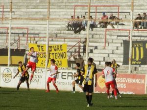 Fútbol de Primera: Huracán goleó a El Nacional