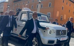 Gran emoción ante la pasada del Papa a metros de nuestros enviados especiales (video)