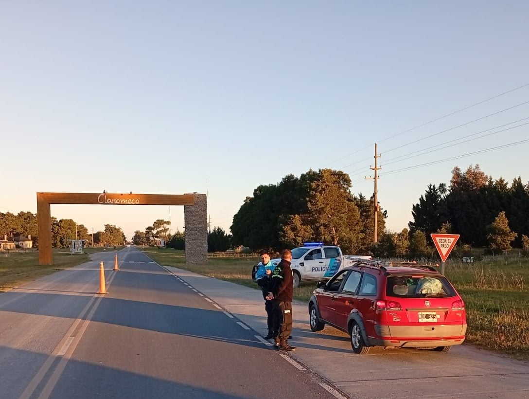 Controles ruteros en el pórtico de acceso a Claromecó