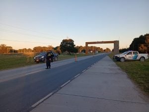 Controles ruteros en el pórtico de acceso a Claromecó