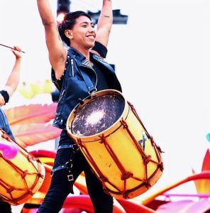 De Salta a China: la historia del argentino que la “rompe” en el escenario bailando malambo en Beijing