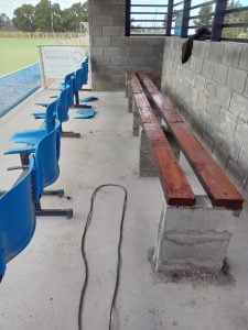 Cambiaron los bancos en la pista de hockey municipal