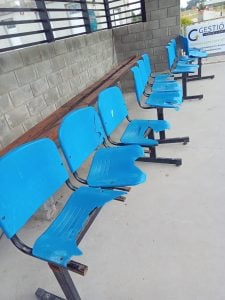 Cambiaron los bancos en la pista de hockey municipal