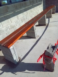 Cambiaron los bancos en la pista de hockey municipal