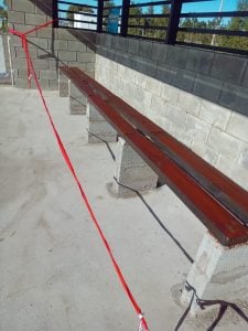 Cambiaron los bancos en la pista de hockey municipal