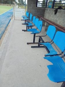 Cambiaron los bancos en la pista de hockey municipal