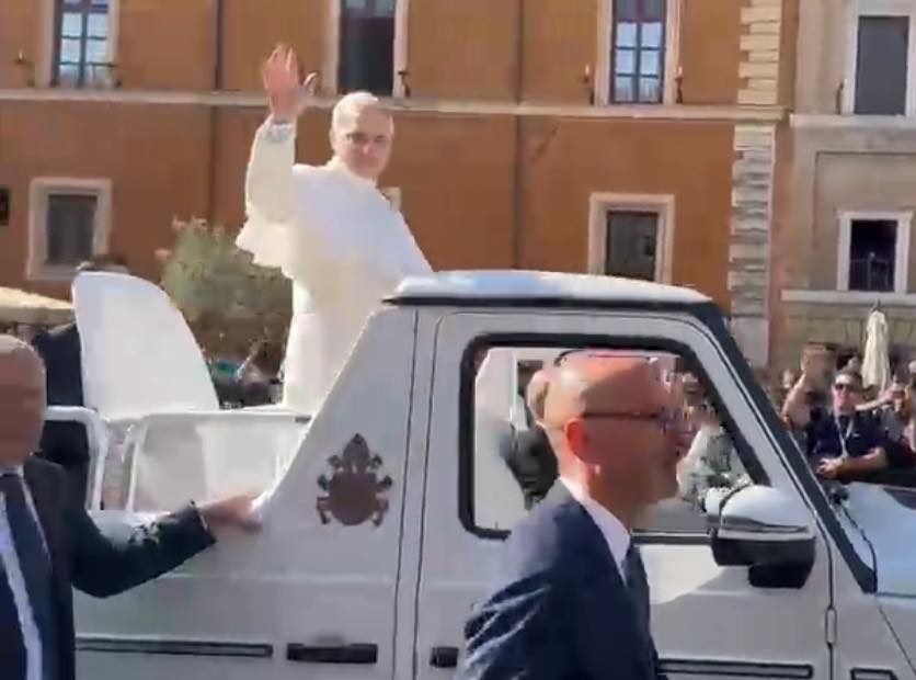 Gran emoción ante la pasada del Papa a metros de nuestros enviados especiales (video)