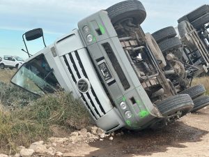 Volcó camión en el camino a San Mayol: conductor ileso (video)
