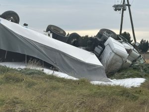 Volcó camión en el camino a San Mayol: conductor ileso (video)