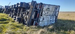 Chaves: Volcó un camión en el kilómetro 431 y su conductor derivado al hospital